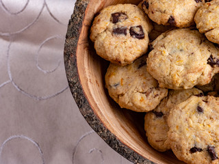 Cookies in rustikaler Holzschüssel