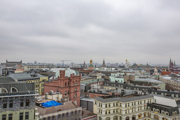 Obraz premium City landscape in cloudy weather from the observation deck of the Children's World Mall. Moscow, Russia