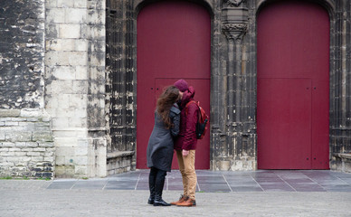 Fototapeta na wymiar kissing in front of church 