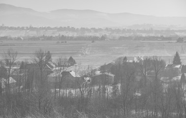 Panorama na wieś ze starymi domami