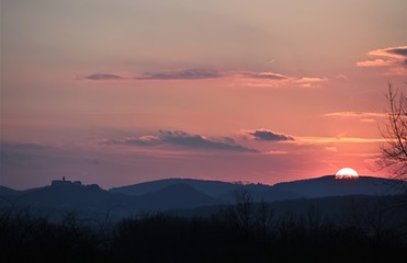 Sonnenuntergang am Horizont mit rot gefärbten Himmel und Burg als Silhouette im Hintergrund (Wartburg ) 