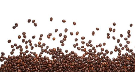 Naklejka premium Wiele ziaren kawy na białym tle
