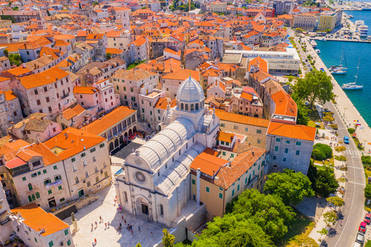 Fototapeta Croatia, beautiful old city of Sibenik, panoramic view of the town center and cathedral of St James