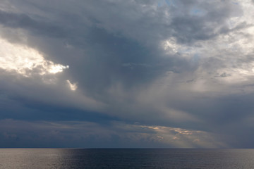 Fototapeta na wymiar Regenwolken (Nimbostratus), dunkel aufziehende Wolken, Unwetter