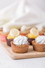 Obraz na płótnie Canvas Tasty cupcakes on a white wooden table 