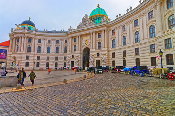 Obraz premium Turyści w Saint Michael Wing of Hofburg Palace Vienna