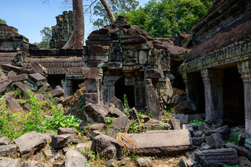 Une porte au milieu de décombres du temple Preah Khan dans le domaine des temples de Angkor, au Cambodge