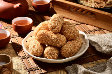 Ma Lao(Sesame rice crispy) is a Taiwanese traditional pastry, which is made of taro flour and glutinous rice flour.