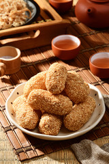 Ma Lao(Sesame rice crispy) is a Taiwanese traditional pastry, which is made of taro flour and glutinous rice flour.