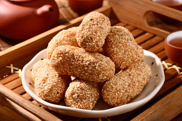 Ma Lao(Sesame rice crispy) is a Taiwanese traditional pastry, which is made of taro flour and glutinous rice flour.