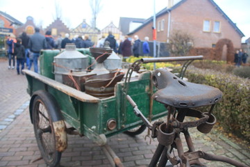 Fototapeta na wymiar Selective view picture of an old school bike with loads of storage room in the front of it
