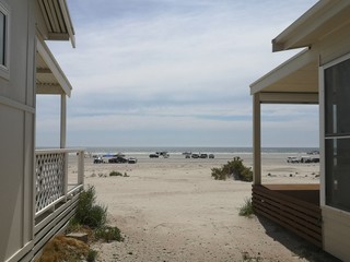 Meerblick zwischen Häusern auf Autos am Strand, Wallaroo, Yorke Halbinsel, Australien