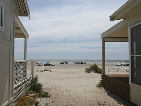 Meerblick zwischen H&auml;usern auf Autos am Strand, Wallaroo, Yorke Halbinsel, Australien