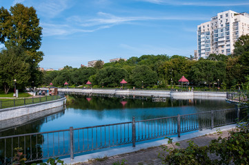 Fototapeta premium Russia, Khabarovsk, August 8, 2019: summer city ponds, recreation Park in the city of Khabarovsk