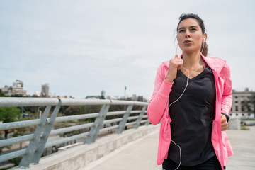 Obraz premium Portrait of fitness woman running.