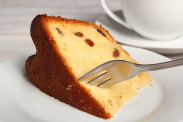 Cake with raisins