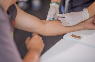 Obraz na płótnie Canvas Woman doctor vaccinations to patients using the syringe.Doctor vaccinating women in hospital. Are treated by the use of sterile injectable upper arm. injection. Clipping path added.