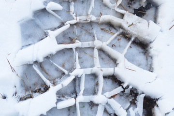 tire tread in the snow