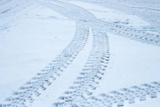 tire tread in the snow
