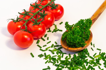 Gemüse und frische Kräuter auf einem weißen Tisch