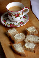 Kaffee und Butterbrot auf Zirbenholzbrett