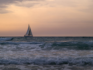 Obraz premium Sailing yacht boat sailing on the ocean