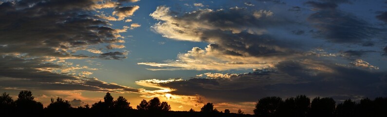 Fototapeta na wymiar Panorama of a very colorful sunset