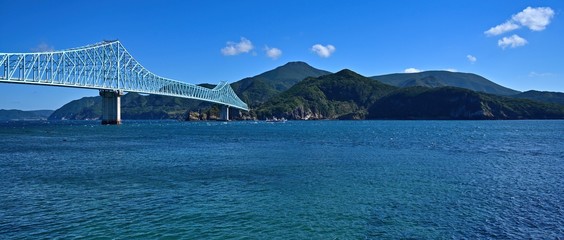 青空バックの生月大橋とイカ釣り船のコラボ情景＠長崎