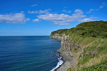 コバルトブルーの海と塩俵断崖の奇岩情景＠長崎