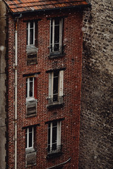 Immeuble parisien lorsque tombe la neige