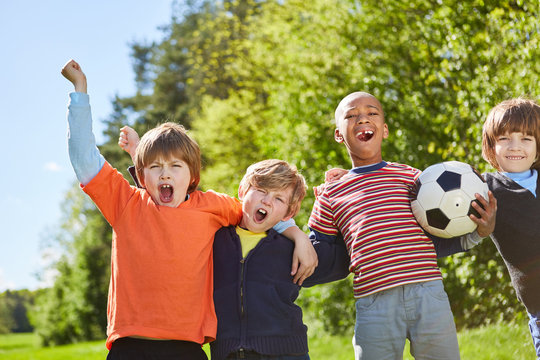 Kinder im multikulturellen Fu&szlig;ball Team freuen sich