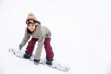 Fototapeta na wymiar スノーボードをする女性