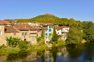 Fototapeta na wymiar Saint-Antonin-Noble-Val (82140) se reflète dans l'Aveyron, département du Tarn-et-Garonne en région Occitanie, France