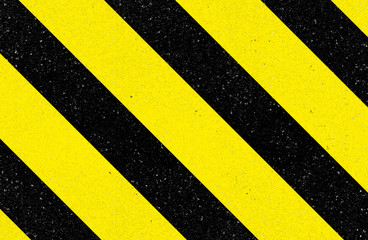 bandes jaunes sur asphalte 