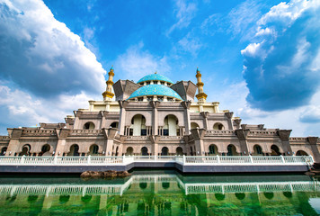 Fototapeta premium KUALA LUMPUR, MALAYSIA - Nov 12, 2019. Masjid Wilayah Persekutuan on blue sky background at daytime in Kuala Lumpur, Malaysia.