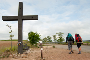 Peregrinos pasando junto a la cruz de los Valientes, entre Santo Domingo de la Calzada y Grañón