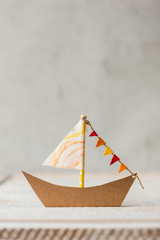 kommunion, konfirmation, firmung, taufe, glaube - Segelboot gebastelt aus Papier mit Girlande in...