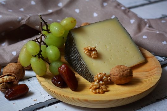 queso curado de oveja acompa&ntilde;ado de nueces, d&aacute;tiles y uva blanca.	