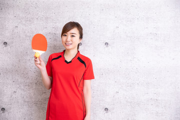 卓球をやる女性