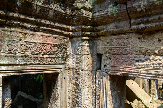 D&eacute;tail des scultures de la fa&ccedil;ade sud du temple Preah Khan dans le domaine des temples de Angkor, au Cambodge
