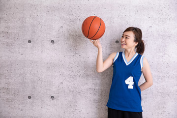 バスケットボールをする女性