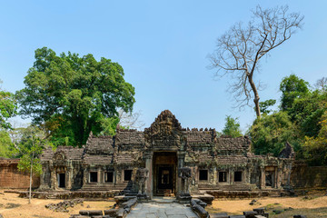 Vue large sur la porte d'entrée nord et des arbres du temple Preah Khan dans le domaine des temples de Angkor, au Cambodge