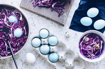 Obraz na płótnie Canvas Dyed Easter eggs with red cabbage