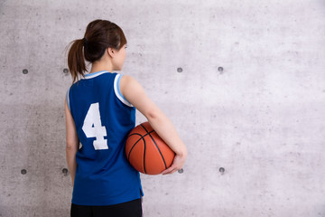 バスケットボールをする女性