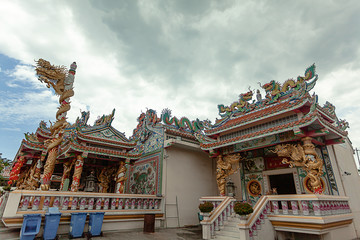 Naklejka premium prapradang samutprakarn/thailand september,01,2018 shrine of the gods,devotions of chinese people chinese background sky and beautiful .clouds
