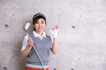 ゴルフウェアの女性