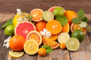 Obraz na płótnie Canvas assorted of citrus fruit- orange, lemon, grapefruit composition