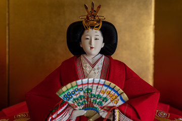 赤い着物の雛人形