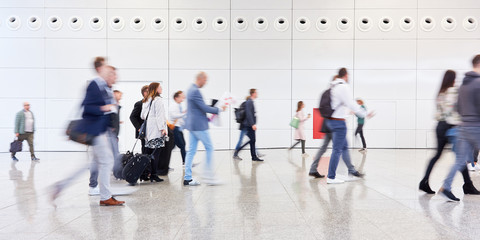 Viele Leute gehen auf Flughafen auf Reisen