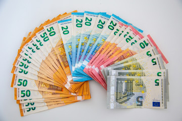 50 20 10 5 Euro Scheine auf weißem Hintergrund